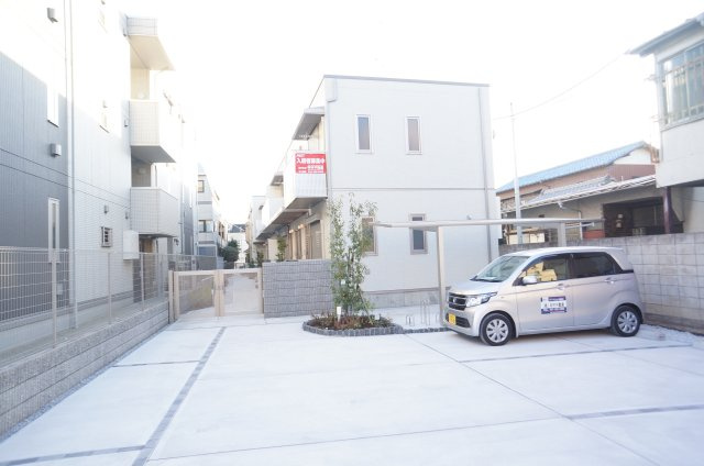 グランシャイン本八幡の駐車場