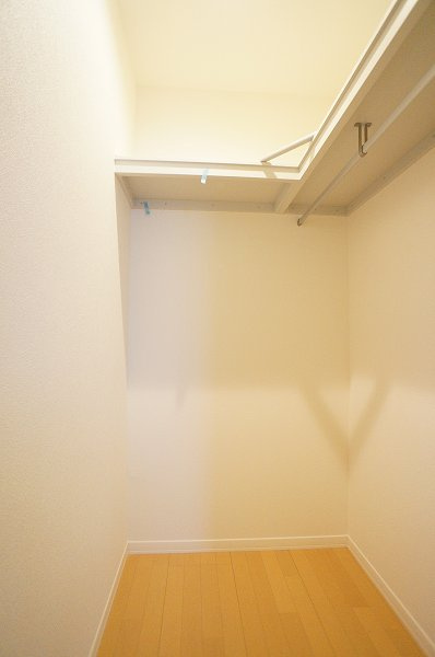 グランシャイン本八幡の収納|たっぷり収納出来るウォ－クインクロ－ゼット♪別部屋の写真