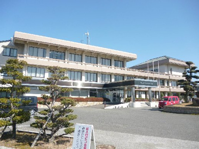 【周辺】 | メリーシャトレーン | 秦荘庁舎（938m）