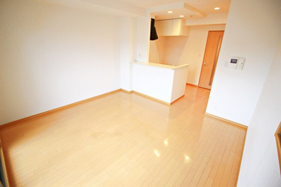 【居間・リビング】 | プレ・リヴィエール | ★広々12帖の洋室★