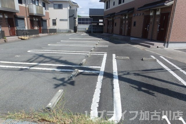 クレセントの駐車場