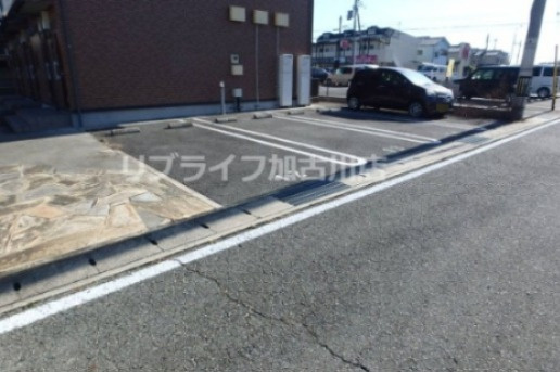 クレセントの駐車場