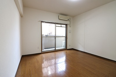 【洋室】 | ラ・ペジブル | ゆったりした洋室です