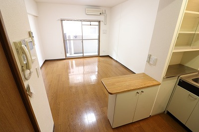 【居間・リビング】 | ラ・ペジブル | 個人の部屋や寝室として使える洋室です