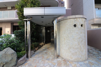 【エントランス】 | ラ・ペジブル | 落ち着いたエントランスです