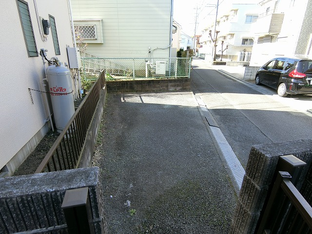 ブラッサムの駐車場