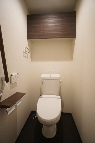 Ｓｈａ　ｍａｉｓｏｎ　Ｎｉｓｈｉｓａｎのトイレ|温水洗浄便座の上部には棚があります。
