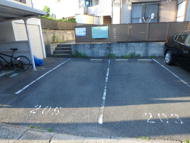 サンシャイン青山の駐車場