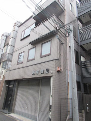 【外観】 | 大阪市北区長柄中3 | 長柄中三丁目店舗（倉庫・事務所）付住宅
敷地約３２．０１坪！1階倉庫部分は大型車両駐車可能！
敷地約３２．０１坪で住居部分は５LDK＋納戸です。
また、１，２階倉庫事務所部分は約１５１．１０m2