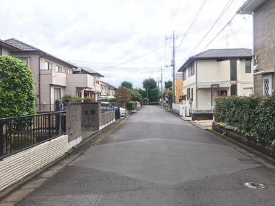 【前面道路含む現地写真】 | 守谷市松前台6丁目　中古一戸建て | 6ｍ道路で車庫入れラクチン！