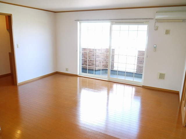 ベルコート（上之庄）の居間・リビング|こちらの居間で趣味の時間をお楽しみください