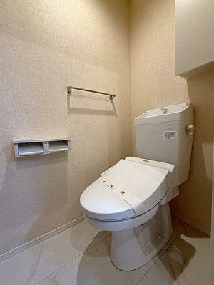 【トイレ】 | パロス羽沢 | トイレは温水洗浄便座付き♪人気のバストイレ別です♪小物を置ける便利な棚やタオルハンガーも付いています☆