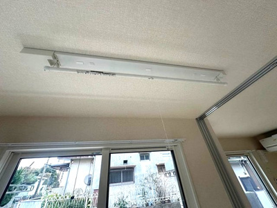 【設備】 | パロス羽沢 | 洋室6.1帖のお部屋にある室内物干しです！雨の日やお出掛け時の室内干しにとても便利☆花粉や梅雨の時期に重宝しますね♪