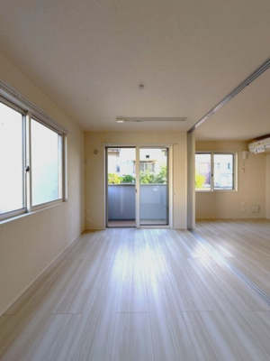 【洋室】 | パロス羽沢 | 南向き洋室6.1帖☆バルコニーに繋がる二面採光の角部屋です！リビングダイニングキッチンとの間に可動間仕切りがあります♪開けるとお部屋が広く感じられますね☆