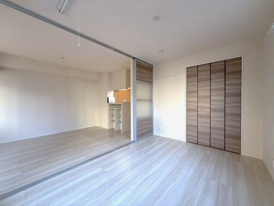 【寝室】 | パロス羽沢 | 南向き洋室6.1帖☆クローゼットがあります♪お洋服の多い方もお部屋が片付いて快適に過ごせますね♪壁にはピクチャーレールがあり、絵や写真が飾れます☆