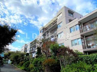 【外観】 | ■専有⾯積/98.84平米 ■バルコニー/8.77平米 ■ルーフバルコニー/11.3平米 ■総戸数/148⼾ ■構造・規模/RC造・陸屋根・5階建 ■築年⽉/1982年11⽉ ■間取り/4LDK 