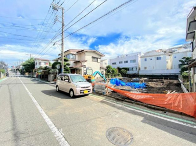 【前面道路含む現地写真】 | 藤沢市藤が岡２丁目　新築3号棟 | 開放感のある現地。
全面道路北８ｍ公道☆