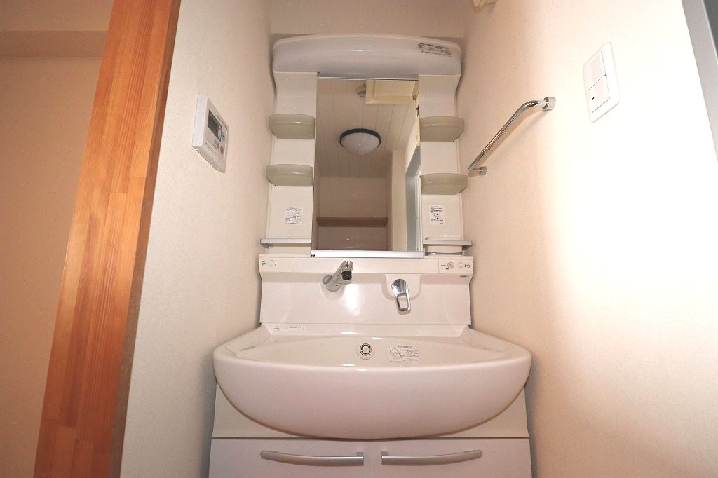 カーサ地球33番地の洗面所|ゆったりとスペースのある洗面所