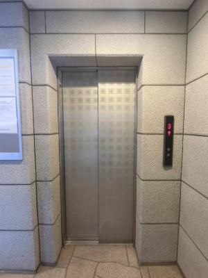 【その他共用部分】 | ランドステージ上永谷 | お買い物時やベビーカーの出し入れに便利なエレベーター付です。