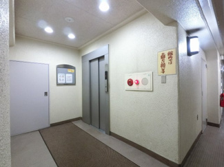 【その他共用部分】 | お買い物時やベビーカーの出し入れに便利なエレベーター付です。
