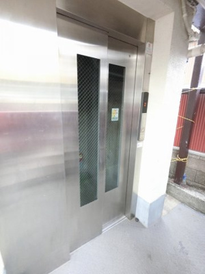 【その他共用部分】 | 富士見コーポ | お買い物時やベビーカーの出し入れに便利なエレベーター付です。