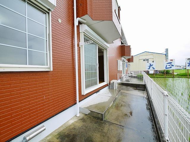 ファミーユ・ドゥーの庭|たまにはお庭で休日を過ごしてみるのもよいかもしれません