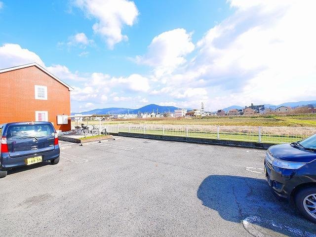 ファミーユ・ドゥーの駐車場|駐車スペースもあります