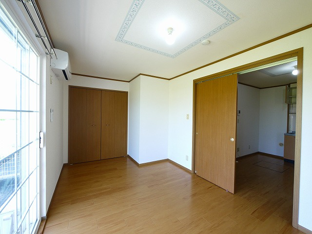 ファミーユ・ドゥーの居間・リビング|こちらの居間で趣味の時間をお楽しみください