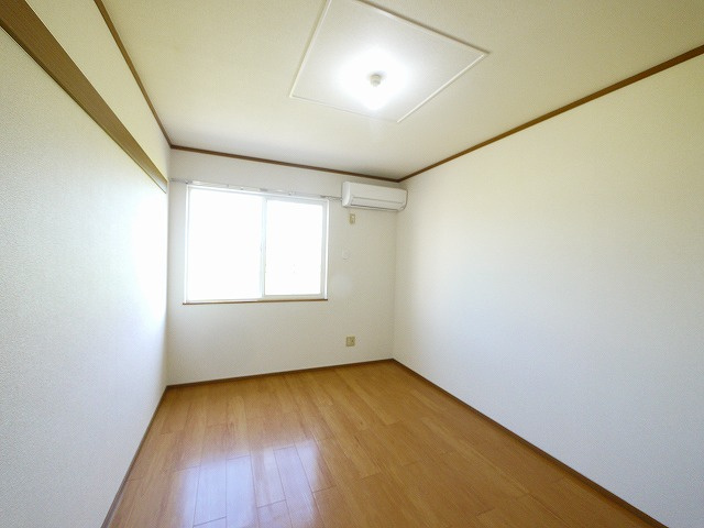 ファミーユ・ドゥーの洋室|落ち着いた色調の洋室です