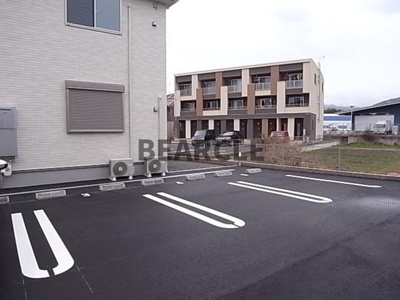 【駐車場】 | スリーズⅠ | 駐車場があるので、車を買う予定の方も安心です