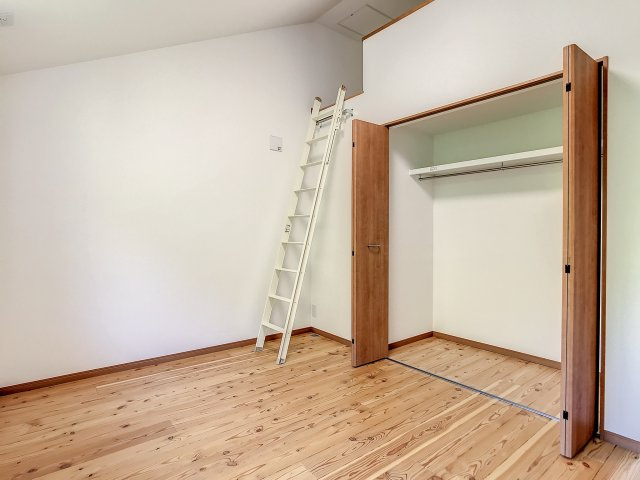 [Wi-Fi]彩りあふれるNewCityの洋室|大きな収納とロフト付きのお部屋です