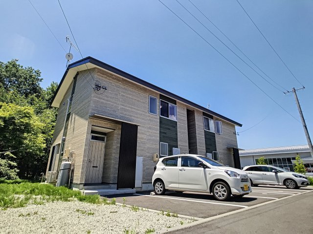 [Wi-Fi]彩りあふれるNewCityの駐車場|2軒が繋がった建物になっており、隣には別の方が住んでいます