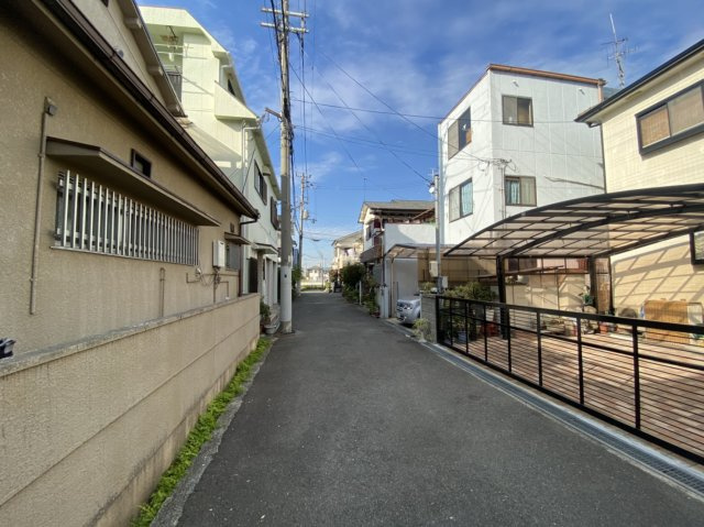 大東市御供田5丁目中古戸建ての前面道路含む現地写真