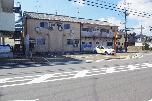 スカイモータープールの外観