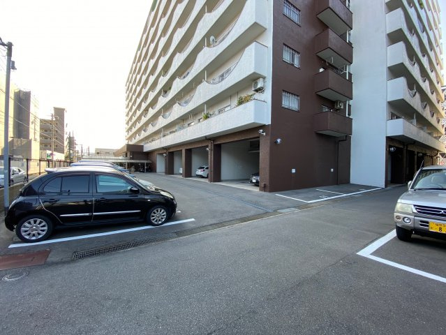 トピレック博多の駐車場