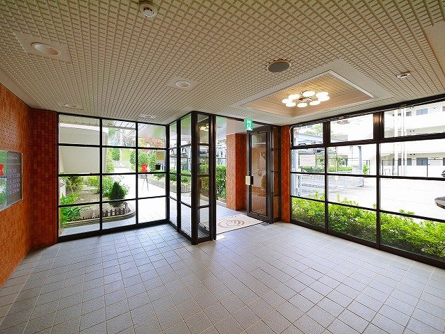ライオンズマンション生駒俵口弐番館のエントランス