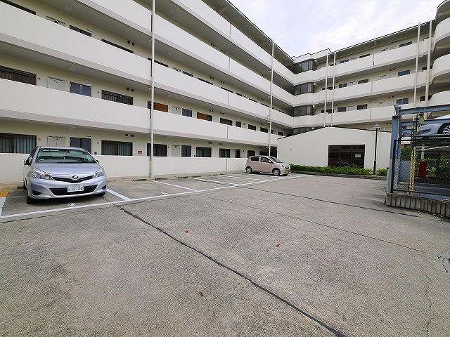 ライオンズマンション生駒俵口弐番館の駐車場