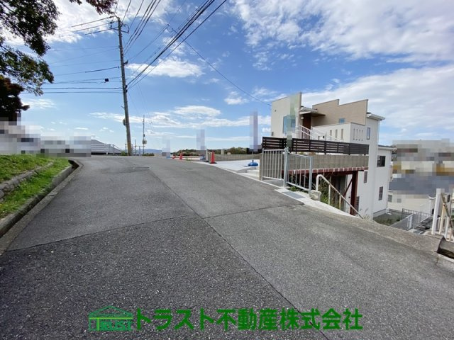 神戸市垂水区多聞台2丁目　新築戸建の前面道路含む現地写真