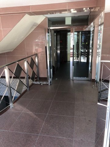 新宿区余丁町の店舗事務所のエントランス