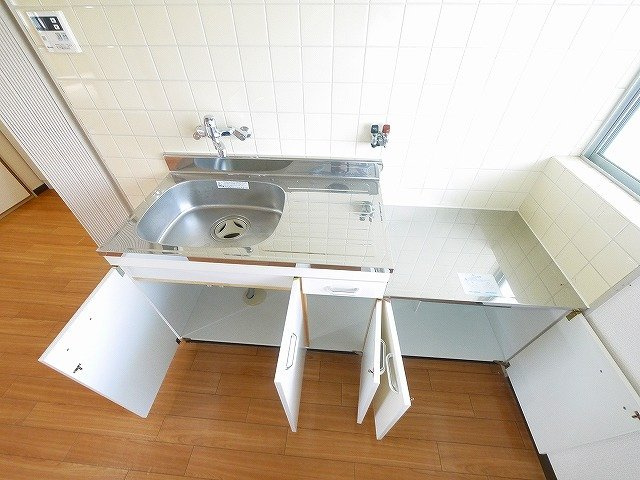 緑町ハイツのキッチン|たくさん収納することができるキッチンスペースです