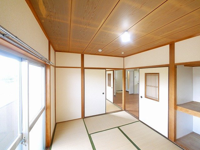 緑町ハイツの和室|和室ならではの温かな和の空間で寛ぎの時間を過ごせます