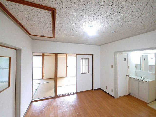 緑町ハイツの居間・リビング|ゆったり過ごせる居間です