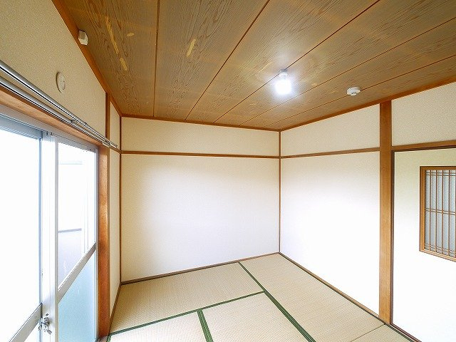 緑町ハイツの内装|明るい色調の和室です