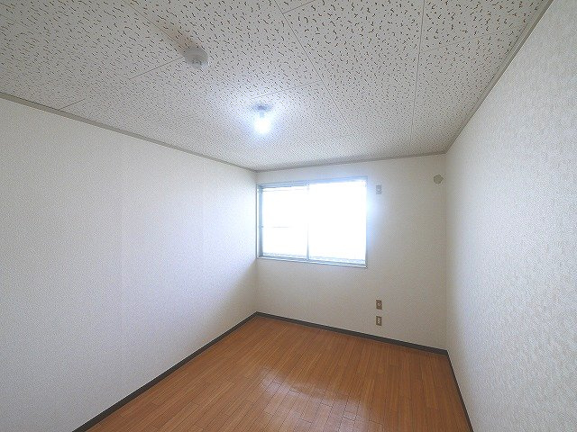 緑町ハイツの洋室|コンパクトで使いやすい洋室です