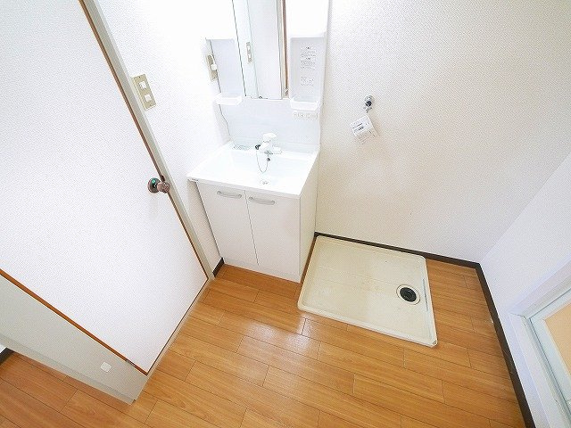 緑町ハイツの洗面所|脱衣スペースがあり、使いやすい洗面所です