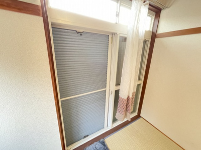 【セキュリティ】 | サンハイツ/百合ヶ丘 | 雨戸付きなので夜やお出かけ時も安心です！雨戸は冬場の寒さ対策にもなります◎
