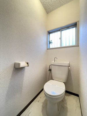 【トイレ】 | サンハイツ/百合ヶ丘 | 人気のバストイレ別です♪窓のあるトイレで換気もOK！嫌なニオイがこもりません♪
