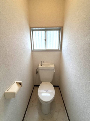 【トイレ】 | サンハイツ/百合ヶ丘 | 人気のバストイレ別です♪窓のあるトイレで換気もOK！嫌なニオイがこもりません♪