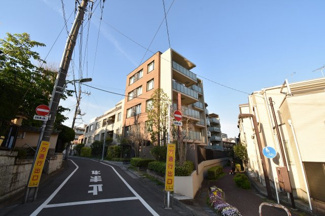 【外観】 | 総戸数49戸、平成21年8月築のマンションです。
専有面積72.52平米、2LDK+2Wのリフォーム済のお部屋となります。