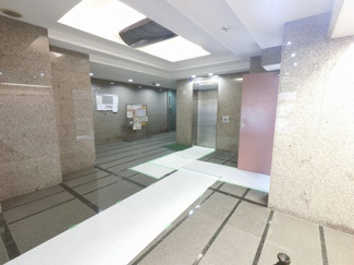 【その他共用部分】 | お買い物時やベビーカーの出し入れに便利なエレベーター付です。